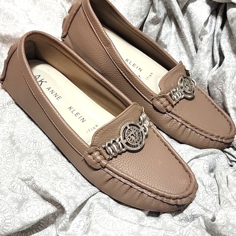 Anne Klein Tan Flats with Moccasin Design Size 7 m